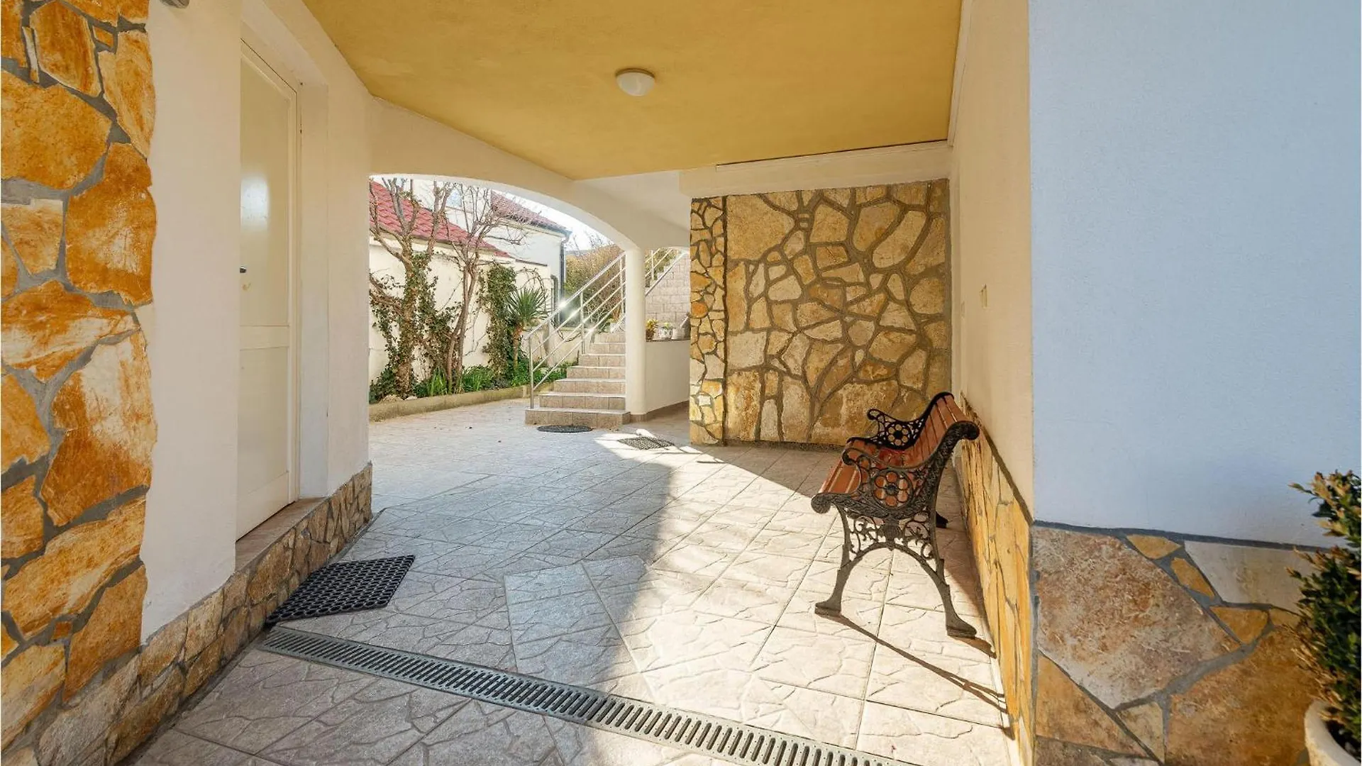 Beautiful Apartment In Nin With Wifi 0*,